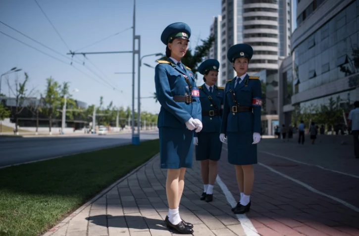 Quelques unes des jeunes femmes qui règnent sur la circulation aux carrefours de Pyongyang, le 4 juin 2017.