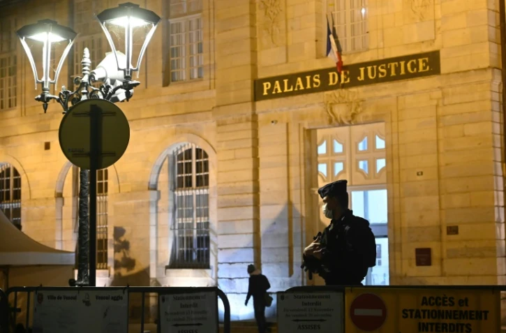 Un policier en faction devant le palais de justice de Vesoul le 17 novembre 2020