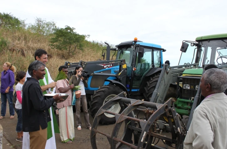 Cérémonie de bénédiction des sabres et des tracteurs (photo: Chambre d'agriculture)
