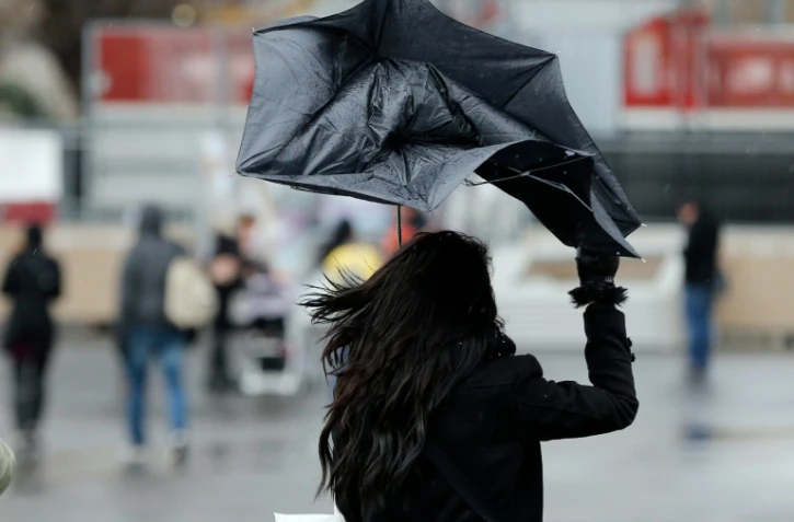 L'alerte orange aux vents violents a été levée dans le département de la Loire mais maintenue dans celui du Rhône, annonce Météo France