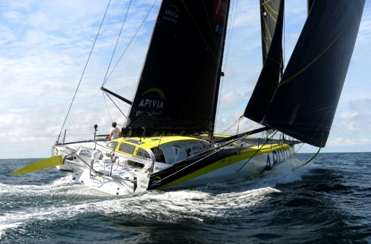 Le skipper français Charlie Dalin, à bord de son monocoque "Apivia", le 19 juin 2020 au large de Port-la-Forêt