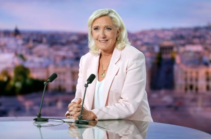 La présidente du groupe parlementaire Rassemblement national (RN), Marine Le Pen, sur le plateau du 20H de TF1, après sa condamnation en appel, le 7 juillet 2026 à Boulogne-Billancourt, près de Paris