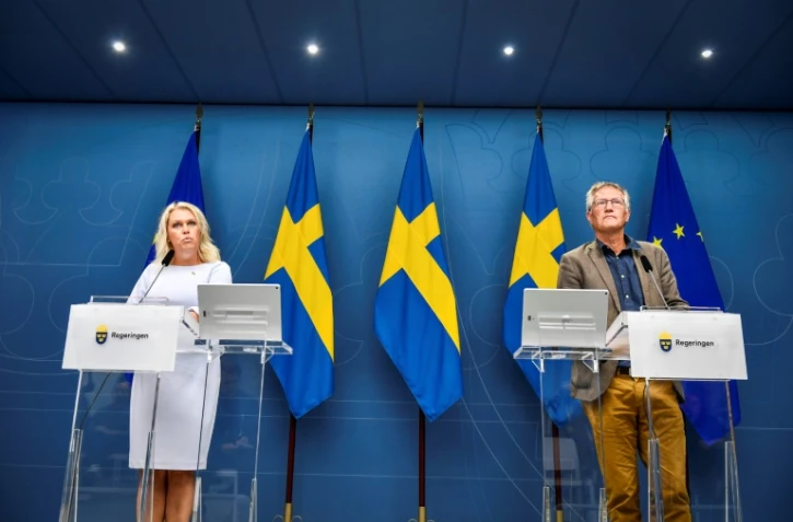 La ministre suédoise de la Santé Lena Hallengren (g) et l'épidémiologiste en chef Anders Tegnell, lors d'une conférence de presse sur l'évolution de la crise sanitaire le 30 juillet 2020 à Stockholm