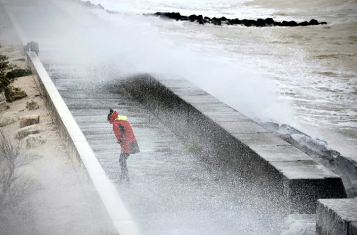 Météo-France place 10 nouveaux départements en vigilance orange à l'approche de la tempête Domingos qui occasionnera de violentes rafales de vent sur la façade atlantique