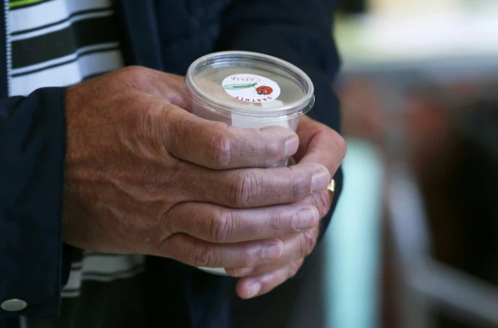Un employé municipal distribue des oeufs de coccinelles, mangeuses de pucerons, à Caen, le 12 mai 2017