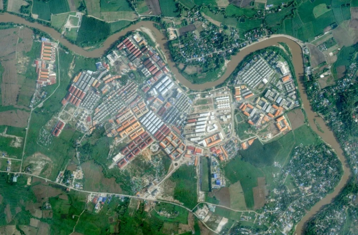 Photo satellite fournie par Planet Labs PBC, prise le 18 septembre 2025 et reçue le 30 septembre 2025, qui montre le complexe KK Park dans le canton oriental de Myawaddy en Birmanie, le long de la rivière frontalière Moei, face au district de Mae Sot (en haut et à droite) en Thaïlande