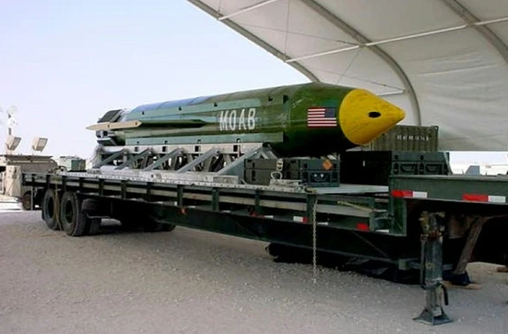 Photo d'archives non datée fournie par l'US Air Force d'une bombe GBU-43/B MOAB entreposée dans un endroit non précisé