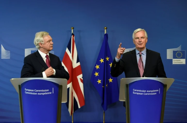 Le négociateur européen Michel Barnier (d) et le ministre britannique du Brexit, David Davis (g), le 19 juin 2017 à Bruxelles lors du lancement des négociations