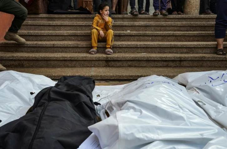 Les corps de personnes tuées dans des bombardements israéliens gisent à l'hôpital Nasser de Khan Younès, dans le sud de la bande de Gaza, le 27 décembre 2023