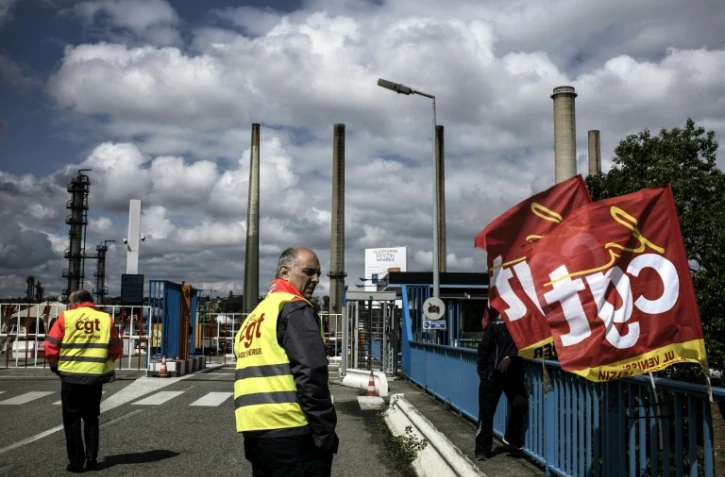 Des syndicalistes de la CGT le 24 mai 2016 à l'entrée de la raffinerie de Feyzin près de Lyon