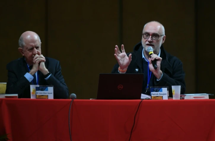 Le théologien Patrick Goujon (D) s'exprime le 17 novembre 2021 à Lourdes, aux côtés de Jean-Marc Sauvé, le président de la commission ayant révélé l'ampleur de la pédocriminalité dans l'Eglise