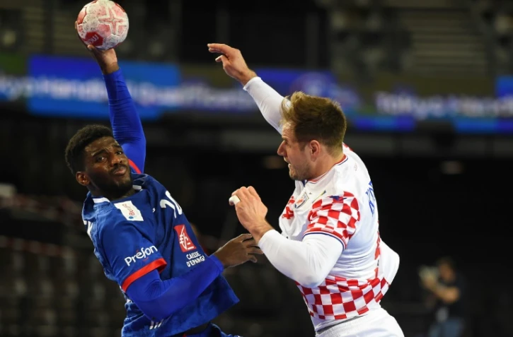 L'arrière droit français, Dika Mem (g), aux prises avec le milieu croate Kresimir Kozina lors du match de qualification pour les JO de Tokyo, à Pérols, le 12 mars 2021