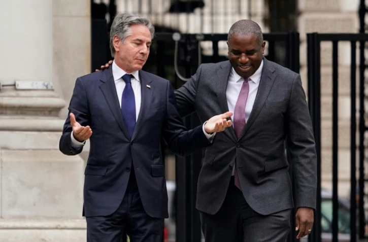 Le secrétaire d'Etat américain Antony Blinken (g) s'entretient avec le ministre britannique des Affaires étrangères David Lammy (d) à son arrivée au Bureau britannique des Affaires étrangères, du Commonwealth et du Développement (FCDO) à Londres, le 10 septembre 2024