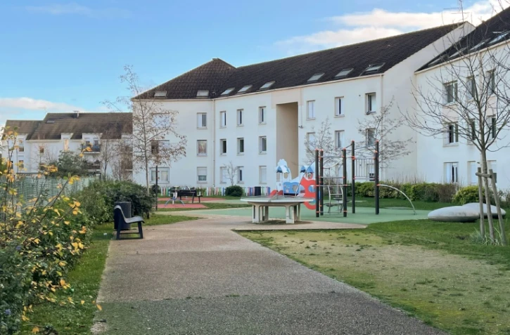 Le terrain de jeu et les habitations près desquels une femme a tué de plusieurs coups de couteau son neveu de 10 ans et grièvement blessé sa petite nièce dans la nuit de Noël à Limay (Yvelines), le 25 décembre 2020