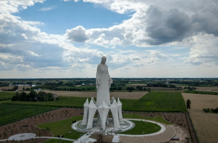 Vue aérienne de la statue de la Vierge Marie du village de Konotopie, la plus haute statue mariale d'Europe, dans le centre de la Pologne, le 22 juillet 2026