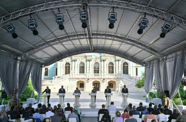 (De gauche à droite) Le Premier ministre égyptien Mostafa Madbouly, le président sénégalais Macky Sall, le président des Comores Azali Assoumani, le président ukrainien Volodymyr Zelensky, le président sud-africain Cyril Ramaphosa et le président zambien Hakainde Hichilema lors d'une conférence de presse  à Kiev, le 16 juin 2023