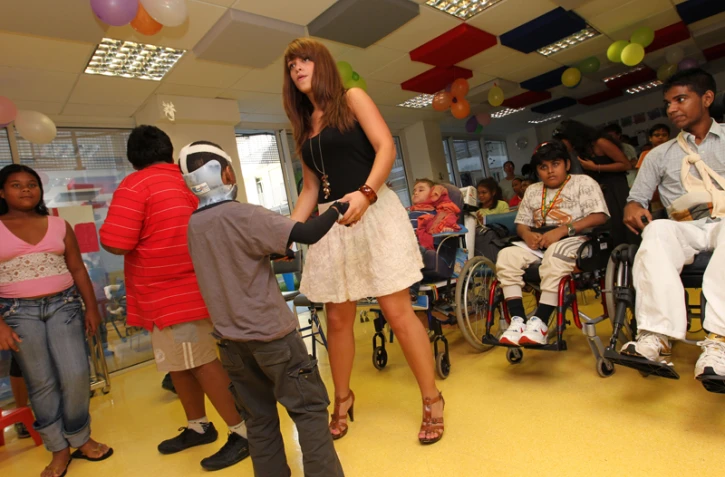 Jeudi 15 juillet - Annabelle, ancienne candidate de la Nouvelle star, a rendu visite aux enfants malades