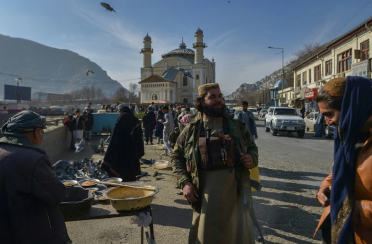 Un taliban (c) dans un marché de Kaboul, le 3 décembre 2021