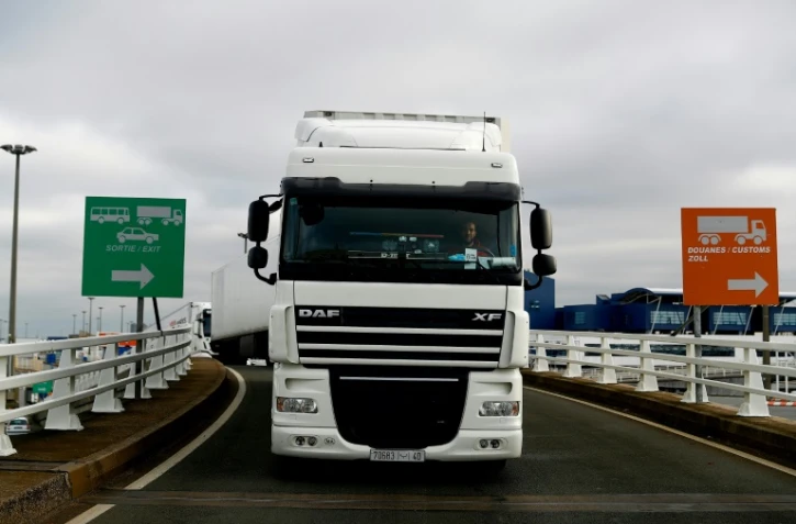 Au port de Calais, un camion s'apprĂŞte Ă embarquer en direction la Grande-Bretagne le 1er janvier 2021