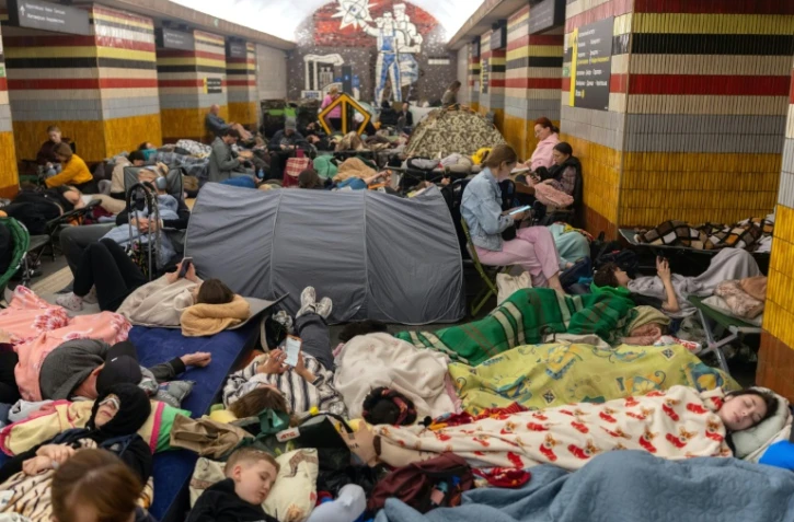 Des habitants de Kiev réfugiés dans une station de métro pendant une attaque de missiles russes sur la ville, le 30 juillet 2026
