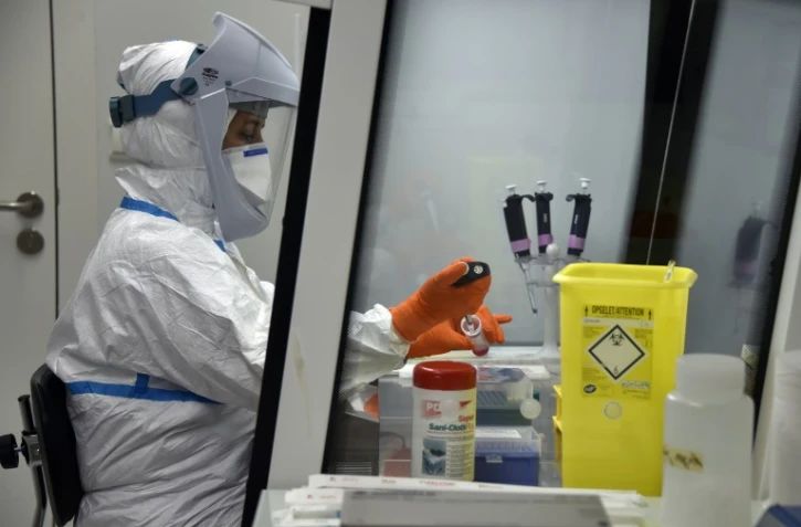 Un biologiste conduit des tests dans un laboratoire de l'Institut universitaire du cancer, à Toulouse, le 10 octobre 2014