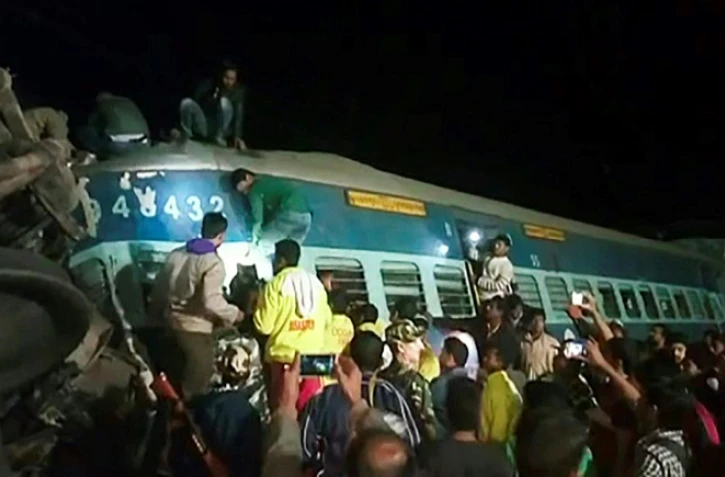 Capture d'mage de la télévision NNIS TV, le 22 janvier 2017, montrant des secouristes tentant d'extraire des survivants d'un train qui a déraillé près de la gare de Kuneru, dans l'Etat de l'Andhra Pradesh, en Inde