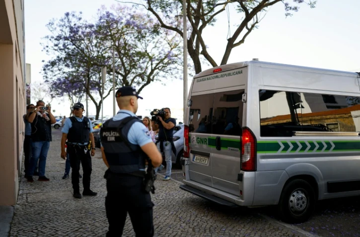 Un véhicule de la gendarmerie portugaise transportant une Française et son compagnon soupçonnés d'avoir abandonné deux enfants, arrivent au tribunal de Setúbal, le 23 mai 2026