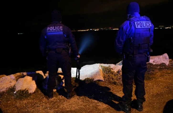 Des policiers recherchent une fillette portée disparue après avoir été emportée par une vague, le 4 mars 2017 à Marseille
