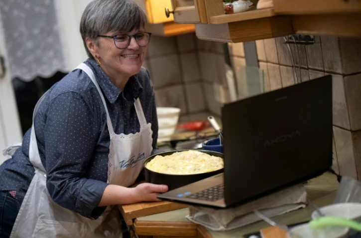 Karin Hofbauer, 62 ans, donne un cours de pâtisserie en ligne depuis chez elle, le 12 mars 2021