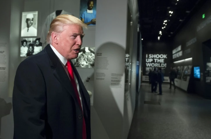 Le président Donald Trump visite une exposition sur le Dr Ben Carson, qu'il souhaite voir entrer dans son administration, du Musée de l'histoire afro-américaine, à Washington, le 21 février 2017