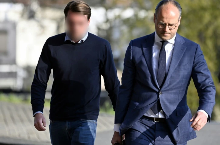 Un des prévenus et son avocat, Me Frédéric Thiébaut, arrivent au palais de justice de Hasselt, en Belgique, pendant le procès en première instance le 22 avril 2022