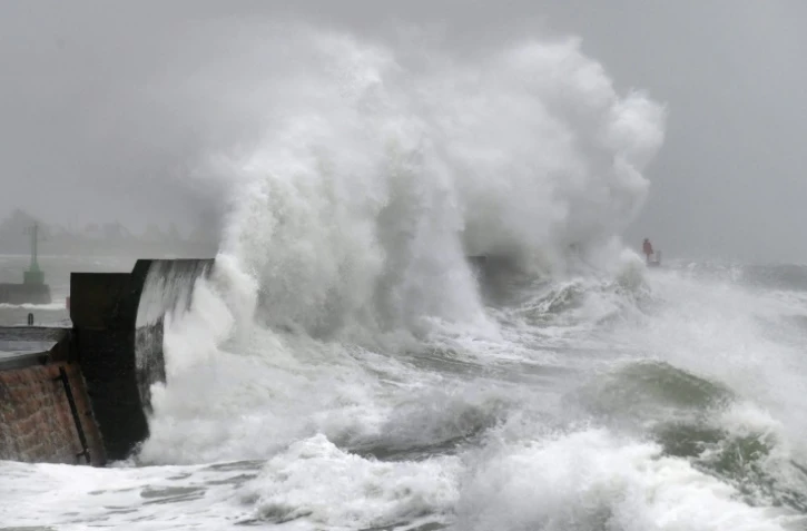 Les vagues se brisent sur la jetée de Plobannalec-Lesconil à l'ouest de la France alors que la tempête Ciara traverse le nord de l'Europe le 9 fevrier. 