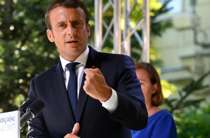Le président Emmanuel Macron lors d'une rencontre avec des représentants des milieux d'affaires français à l'ambassade de France à Bucarest le 24 août 2017