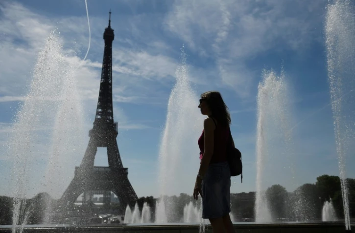 Une femme se rafraîchit près des fontaines du Trocadéro, lors de températures élevées à Paris, le 16 juin 2022