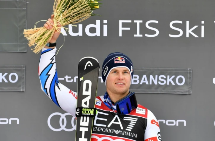 le Français Alexis Pinturault pose sur le podium après sa victoire lors du combiné de Bansko en Bulgarie, le 22 février 2019