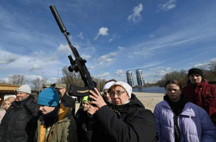 Des habitants participent à une formation formation au maniement des armes à Kiev, le 20 février 2022 en Ukraine