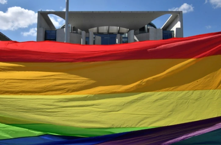Des militants étendent un drapeau arc-en-ciel devant la chancellerie à Berlin, le 30 avril 2017