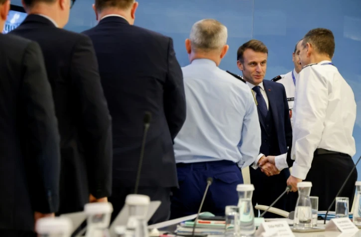 Emmanuel Macron (d) lors d'une réunion au ministère de l'Intérieur à Paris le 16 décembre 2024, consacrée à la situation à Mayotte après le passage du cyclone Chido