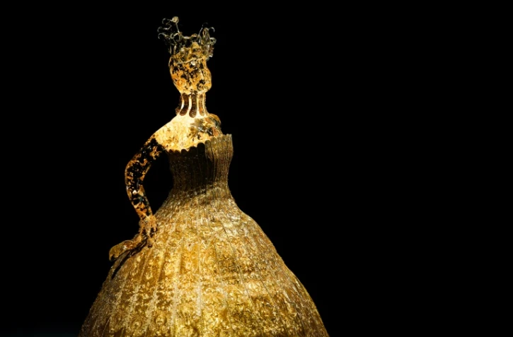 La création "Little Magnificent Gold" de la styliste chinoise Guo Pei, faite de broderies de soie, de fils d'or et d'argent, lors de l'exposition "Au fil de l'or, l'art de se vêtir de l'Orient au Soleil-Levant" au Musée du Quai Branly à Paris, le 19 février 2025