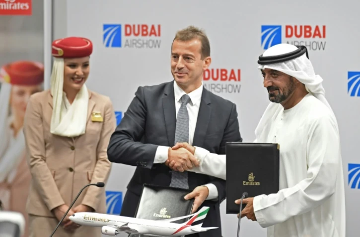 Guillaume Faury, le PDG d'Airbus avec le cheikh Ahmed ben Saïd Al-Maktoum, dirigeant d'Emirates, à Dubai, le 18 novembre 2019