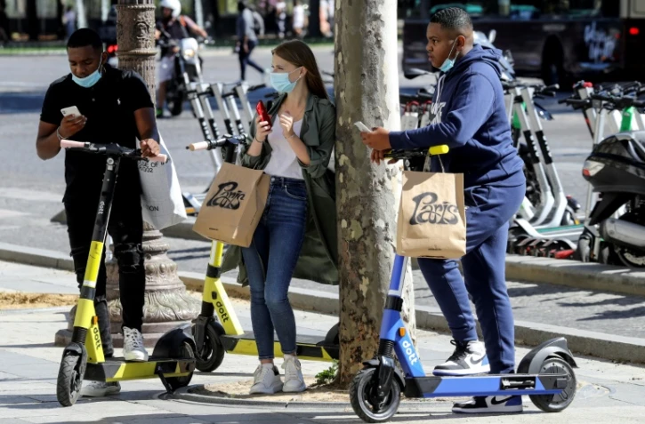 Des jeunes Parisiens sur les Champs Elysées, le 27 août 2020