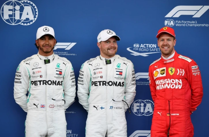 Le Finlandais Valtteri Bottas en pole devant le Britannique Hamilton (g) et l'Allemand Vettel au GP d'AzerbaĂŻdjan le 27 avril 2019
