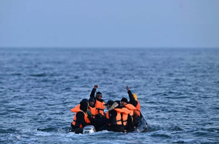Des migrants traversent la Manche Ă bord d'un canot pneumatique en direction de l'Angleterre
