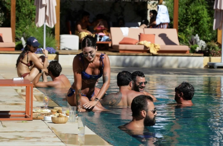 Des Libanais nantis se diverissent dans le club privé Faqra au nord de Beyrouth, le 25 juillet 2020
