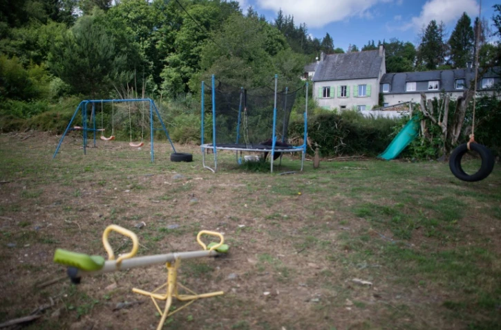 Le jardin où une petite fille britannique de 11 ans a été tuée par un voisin néerlandais, à Plonévez-du-Faou, dans le Finistère le 12 juin 2023 