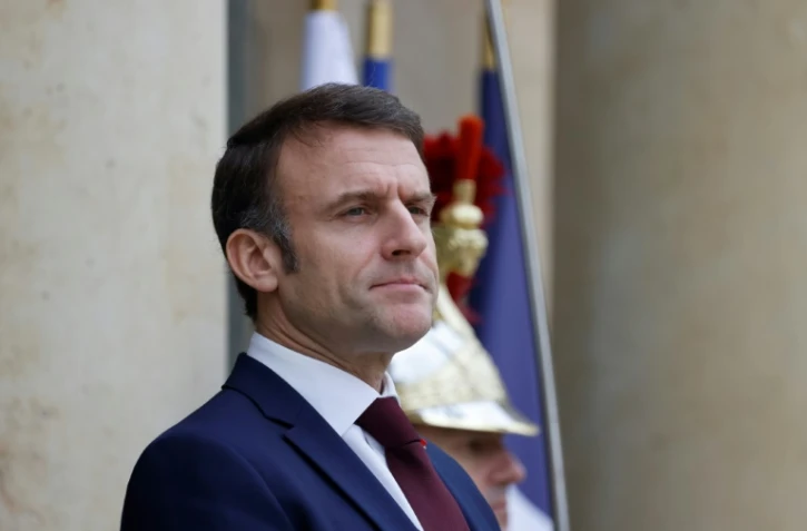 Le président Emmanuel Macron sur le perron de l'Elysée, le 19 février 2024 à Paris