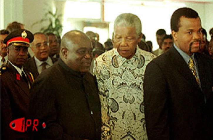 Nelson Mandela (au milieu) - Photo archives