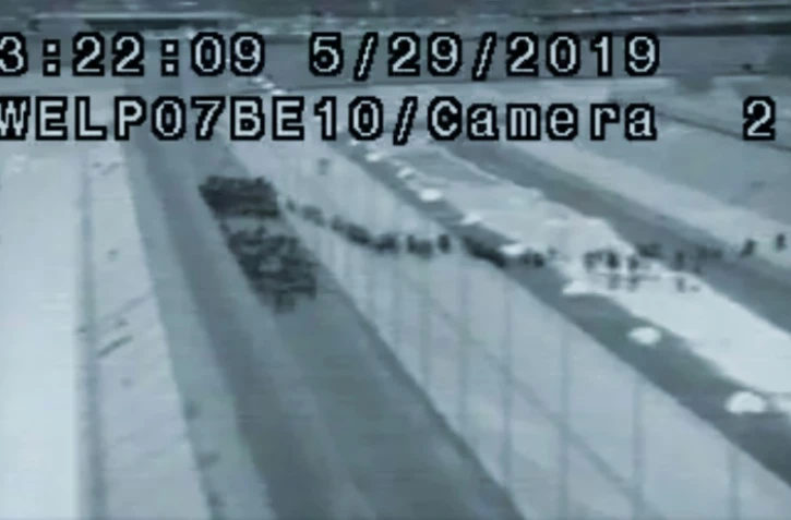 Image tirée d'une vidéo de la police américaine aux frontières et postée sur Twitter par le président Donald Trump montre un groupe de migrants traversant la frontière avec le Mexique, le 29 mai 2019 