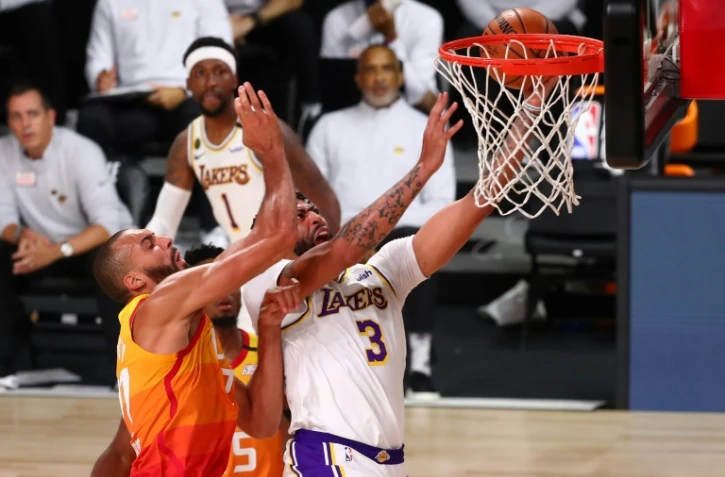 Le joueur des Lakers Anthony Davis (N.3 en blanc) face à celui du Jazz Rudy Gobert, en match NBA le 3 août 2020 à Lake Buena Vista, Floride