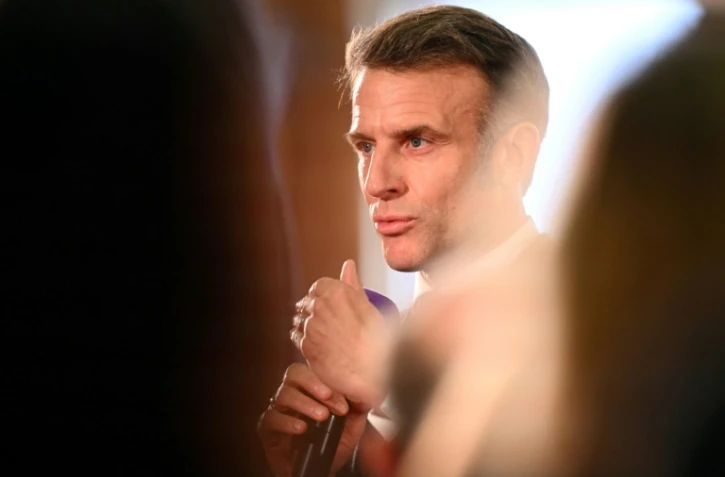 Le président Emmanuel Macron s'exprime lors d'une réunion, le 28 novembre 2025 à Mirecourt (Vosges)